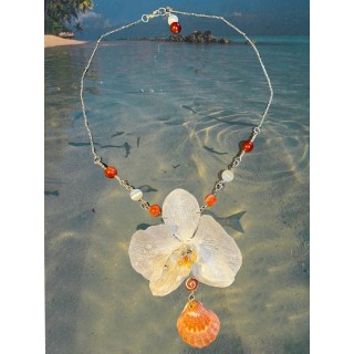 𝐶𝑎𝑡’𝑠 𝐸𝑦𝑒 𝑆𝑢𝑛𝑠𝑝𝑒𝑙𝑙 - White Orchid Necklace in Resin | MomaFlora
