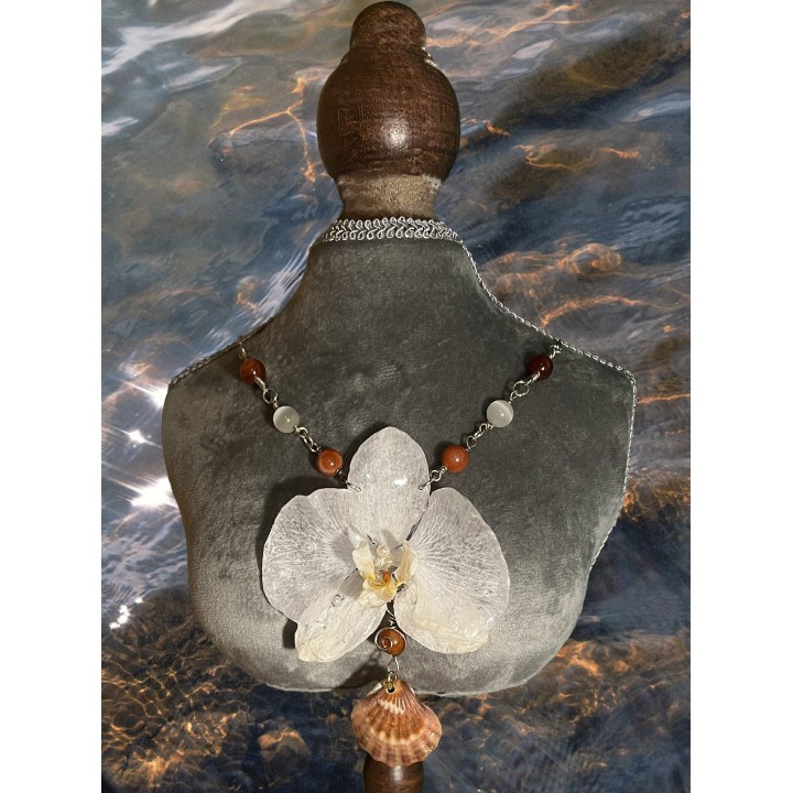 𝐶𝑎𝑡’𝑠 𝐸𝑦𝑒 𝑆𝑢𝑛𝑠𝑝𝑒𝑙𝑙 - White Orchid Necklace in Resin | MomaFlora