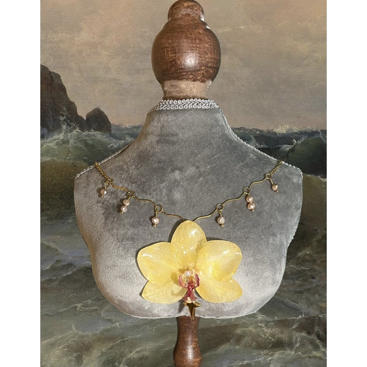 𝑆𝑖𝑟𝑒𝑛 𝑆𝑡𝑎𝑟𝑑𝑢𝑠𝑡 - Yellow Orchid Necklace in Resin | MomaFlora