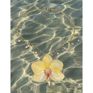 𝑆𝑖𝑟𝑒𝑛 𝑆𝑡𝑎𝑟𝑑𝑢𝑠𝑡 - Yellow Orchid Necklace in Resin | MomaFlora