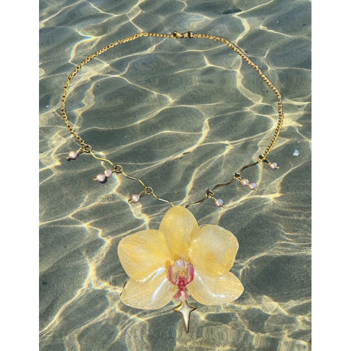 𝑆𝑖𝑟𝑒𝑛 𝑆𝑡𝑎𝑟𝑑𝑢𝑠𝑡 - Yellow Orchid Necklace in Resin | MomaFlora