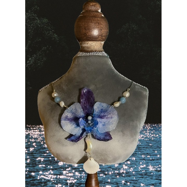 𝑀𝑖𝑑𝑛𝑖𝑔ℎ𝑡 𝑃𝑒𝑎𝑟𝑙 - Orchid Necklace in resin with Aquamarine and Pearls