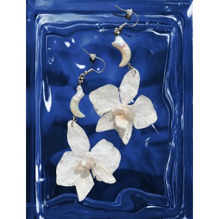 𝑆𝑒𝑙𝑒𝑛𝑒’𝑠 𝐺𝑟𝑎𝑐𝑒 - Pearl and Orchid Earrings