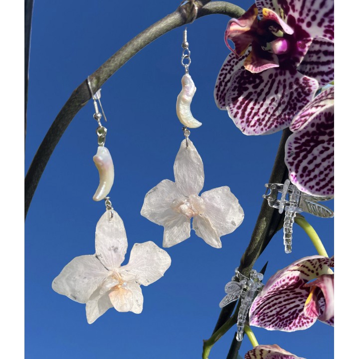 𝑆𝑒𝑙𝑒𝑛𝑒’𝑠 𝐺𝑟𝑎𝑐𝑒 - Pearl and Orchid Earrings