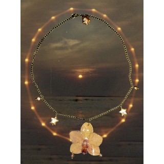 𝑆𝑖𝑟𝑒𝑛𝑏𝑙𝑜𝑜𝑑 𝑃𝑒𝑎𝑟𝑙 - Beige Orchid Necklace in Resin | MomaFlora