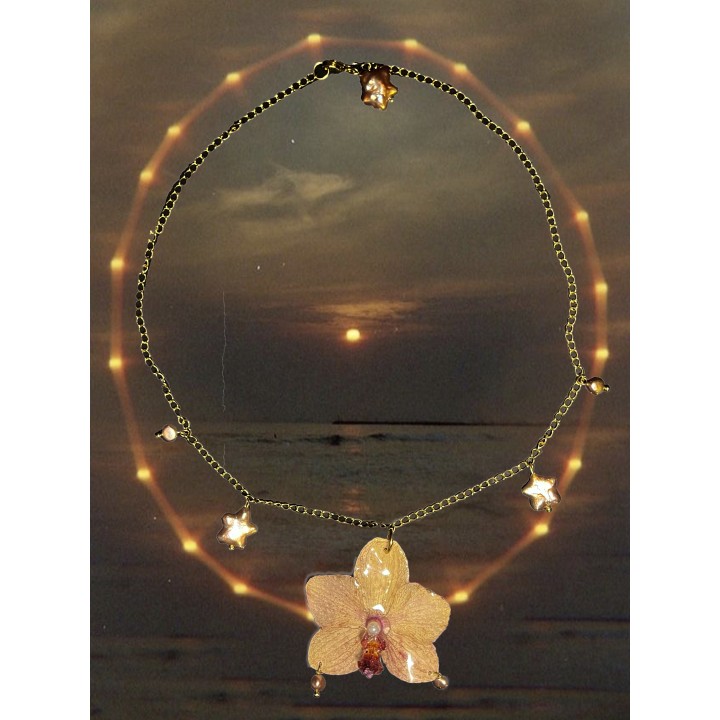 𝑆𝑖𝑟𝑒𝑛𝑏𝑙𝑜𝑜𝑑 𝑃𝑒𝑎𝑟𝑙 - Beige Orchid Necklace in Resin | MomaFlora