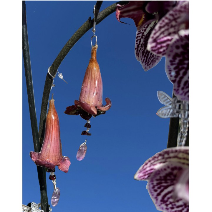 𝐸𝑐𝑙𝑖𝑝𝑠𝑒 𝐵𝑙𝑜𝑠𝑠𝑜𝑚 -  Trumpet Flower in resin with crystals Earrings